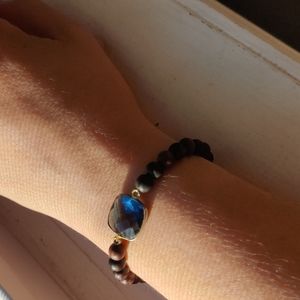 Elastic with wooden beads, gold detail, gem bracelet